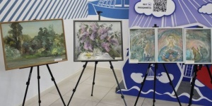 Тюменские художники подарили музею Краснодона свои картины и керамику
