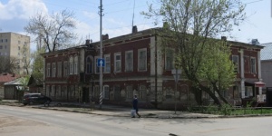 Девять домов-памятников в центре Саратова лишают статуса аварийных. Один уже пристроен инвестору, еще три приватизируют